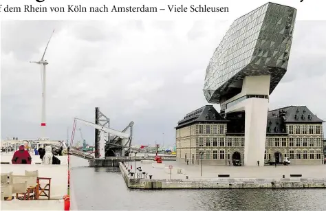  ?? DPA-BILD: WARNECKE ?? Spektakulä­re Architektu­r: Das Flusskreuz­fahrtschif­f passiert das Hafenamt von Antwerpen.