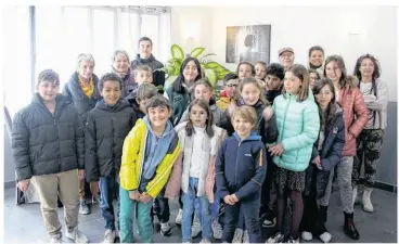  ?? ?? Les élèves de l’école Lucie Aubrac à ce la rencontre de Didier Leplat