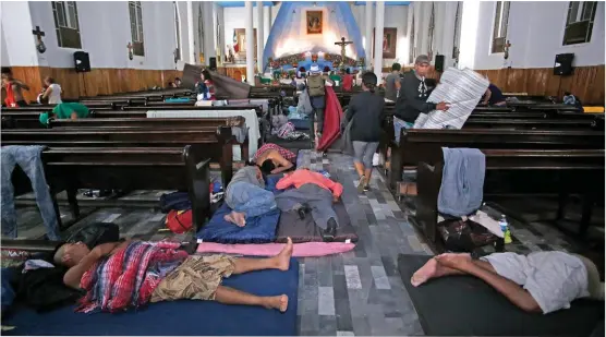  ?? ANDRÉS LOBATO ?? Alrededor de 300 migrantes llegaron al templo de Nuestra Señora de la Asunción.