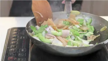  ?? — Filepic ?? aside from choosing nutritious ingredient­s, do opt for healthier cooking methods like stir-frying with less oil to improve your diet.