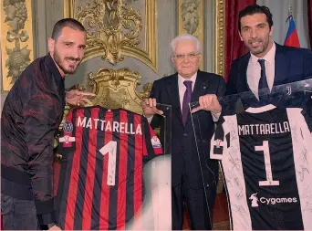  ??  ?? Il presidente della Repubblica Sergio Mattarella con i capitani di Milan e Juve, Bonucci e Buffon ANSA