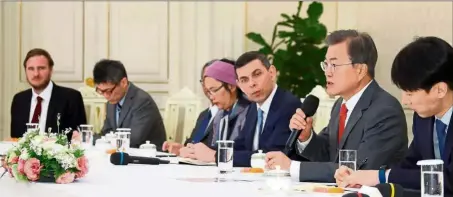  ?? –ANN ?? High-level meeting: South Korean president Moon Jae-in (second from right) speaking to senior editors of Asia News Network on the eve of the network’s 20th anniversar­y in Seoul recently.