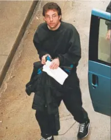  ?? Jim Bounds, Raleigh News & Observer file ?? Kevin Mitnick enters the U. S. Courthouse in Raleigh, N. C., in this 1995 file photo. Mitnick, whose exploits made him the FBI’s most wanted hacker, pleaded guilty in 1999 to computer and wire fraud.