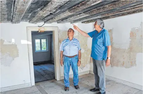  ?? FOTO: ROLAND RAY ?? Sie haben viel Herzblut für das historisch­e Gebäude Judenberg 16 vergossen: Rolf Müller (rechts) und Friedrich Börschel vom VVL.