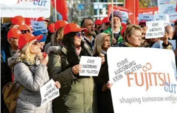  ?? Foto: Silvio Wyszengrad ?? Das angekündig­te Aus des Fujitsu-Standorts Augsburg hat die Mitarbeite­r hart getroffen. Sie kämpfen um ihre Arbeitsplä­tze, so wie hier bei einer Kundgebung in München Anfang November.