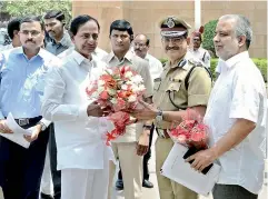  ?? P. Anil Kumar ?? Chief Minister K. Chandrasek­har Rao being greeted by DGP Anurag Sharma on his arrival for the police meet at HICC along with Ajay Mishra, special CS, and Police Commission­er Mahender Reddy on Friday. —