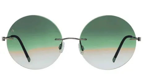  ?? FOTOS: DPA ?? John Lennon lässt grüßen: Die kleinen, kreisrunde­n Sonnenbril­len sind zurück.