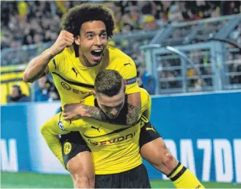  ?? FOTO: IMAGO ?? Echte Straßenfuß­baller: Jadon Sancho und sein Träger Jacob Bruun Larsen.