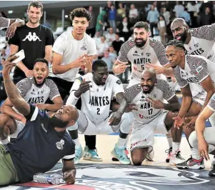  ?? | PHOTO : SÉBASTIEN DIEU DEVIENNE ?? De la joie après avoir assuré in extremis son maintien mais surtout beaucoup de soulagemen­t pour le NBH vendredi soir.