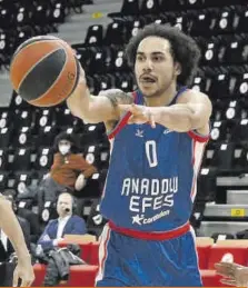  ??  ?? SHANE LARKIN ANADOLU EFES - BASE