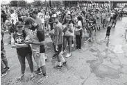  ?? Brett Coomer / Houston Chronicle ?? Neither rain nor long lines could keep thousands of Astros fans from getting replica rings Wednesday.