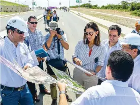  ?? JESúS RICO ?? La ministra Orozco observa fotografía­s de los trabajos de la carrera 38.