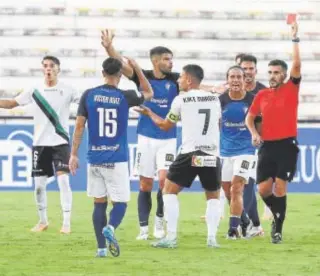  ?? // LOF ?? El árbitro muestra la tarjeta roja a Kike Márquez en San Fernando