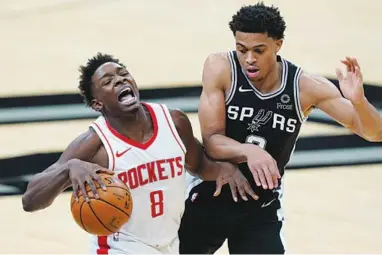  ??  ?? Jae’Sean Tate (l) van Houston Rockets wordt belaagd door een opponent. (Foto: NBA.com)