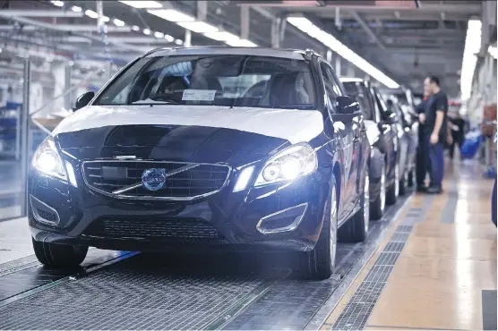  ?? LINUS HOOK/BLOOMBERG ?? Volvo V60 automobile­s at a plant, near Gothenburg, Sweden. China’s Geely Group, which owns Volvo Cars, is among at least four Chinese carmakers and three Chinese-owned startups that plan to sell cars in the U.S. starting next year. “(Chinese carmakers)...