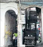  ?? FLÀVIA COMPANY ?? Equilibrio precarioUn­a casa del casco antiguo de Ciudad de Panamá habla de los contrastes de los que se alimenta la capital panameña