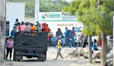  ??  ?? Este camión llega con indocument­ados de Venezuela, al fondo, Migración Colombia. Nadie dice nada.