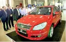  ??  ?? AASL CHAIRMAN PRASANNA WICKRAMASU­RIYA, IDEAL MOTORS DEPUTY CHAIRMAN ARAVINDA DE SILVA, AND OTHER SENIOR OFFICIALS INSPECTING CHERY J3