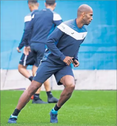  ??  ?? PREPARADO. Naldo Gomes se reincorpor­ó ayer al Espanyol tras unos días de permiso en Brasil.