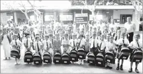  ??  ?? McLarens Lubricants team with the children of Perakum Vidyalaya Galkulama, Anuradhapu­ra