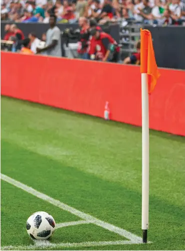  ?? Foto: imago/Peter Schatz ?? Mit diesem Ball wird bei der WM in Russland gespielt. Es ist ein High-Tech-Produkt.