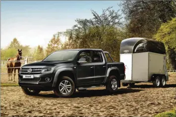  ??  ?? Le Volkswagen Amarok ne permet de tracter que 750 kg avec un simple permis B et 3 000 kg avec un permis remorque BE. Il n'est donc pas le pick-up le plus adapté au remorquage.