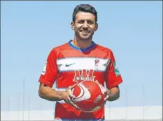  ??  ?? ROJIBLANCO. Köybasi posó con la camiseta del Granada.