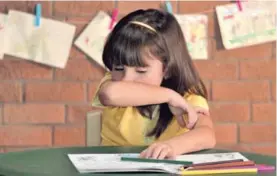  ?? CORTESÍA DE LA CAJA. ?? Enséñeles a sus hijos la forma correcta de estornudar, para evitar contagiar a los compañerit­os del aula.