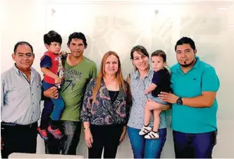  ??  ?? La presidenta honoraria del DIF Coahuila, Marcela Gorgón, recibió a dos de estos infantes y sus padres, quienes habitan en el municipio de Torreón y a quienes ofreció el apoyo del Gobierno del Estado y del propio DIF Coahuila, para brindarles el traslado y solventar los exámenes preoperato­rios de los menores, que definan la certeza de recibir la cirugía.