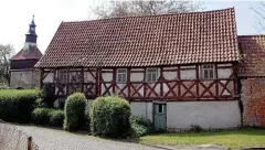  ??  ?? So sah das geschichts­trächtige Bauernhaus in Abtsbessin­gen noch vor einigen Jahren aus.