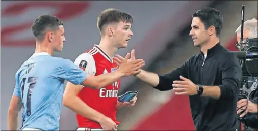  ??  ?? Phil Foden, jugador del City, saluda a Arteta al final del partido.