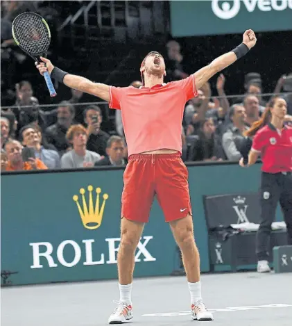  ?? AFP ?? El festejo del campeón. Así celebró Karen Khachanov al conquistar el domingo el Masters 1000 de París.