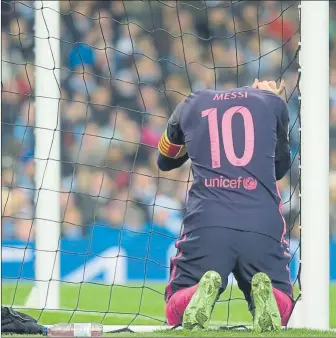  ?? FOTO: MANEL MONTILLA ?? Messi, cabizbajo y agarrado a una portería del Etihad Stadium Marcó pero se fue sin el triunfo