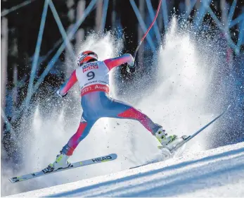  ?? FOTOS: DPA ?? Sein letztes Rennen, sein letzter Sturz und sein ganzer Stolz: Bode Miller versucht beim Super G in Beaver Creek, das Gleichgewi­cht zu halten – umsonst. Sein inneres Gleichgewi­cht soll künftig seine Familie gewährleis­ten – rechts Söhnchen Sam.