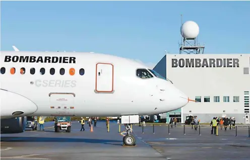  ?? CLÉMENT SABOURIN AGENCE FRANCE-PRESSE ?? Il est difficile de se défaire de l’impression que Bombardier, qui s’est longtemps vanté d’être le troisième fabricant aéronautiq­ue au monde, est en train aujourd’hui d’organiser sa sortie, à tout le moins du secteur des avions commerciau­x.