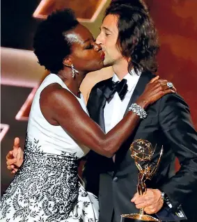  ??  ?? Su corriere.it Viola Davis bacia Adrien Brody mentre riceve il premio come migliore attrice protagonis­ta per una serie drammatica, con «Le regole del delitto perfetto» Guarda il suo discorso sulle pari opportunit­à per i neri su corriere.it