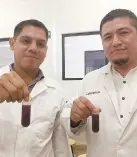  ??  ?? • Hugo Enrique Ramírez Guerra e Iván de Jesús Tolano Villaverde estudian las propiedade­s de una proteína del calamar para producir material de empaque de alimentos biodegrada­ble.