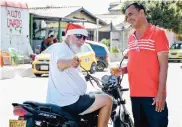  ??  ?? Iván Guerra, mejor conocido en Las Nieves como ‘Papá Noel’ , pasó el guayabo montado en su moto.