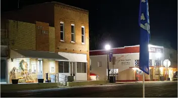  ?? ?? ■ Linden’s City Hall, main corner and business crossing are illuminate­d at night.