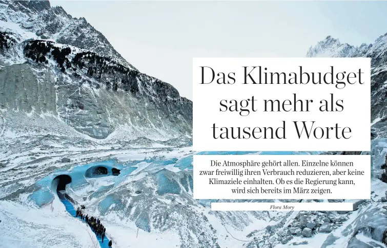  ??  ?? Durch die Erhitzung der Atmosphäre ist ein weiteres Gemeingut in Gefahr: Auf dem höchsten Alpenberg, dem Mont Blanc, schmilzt das Eis.