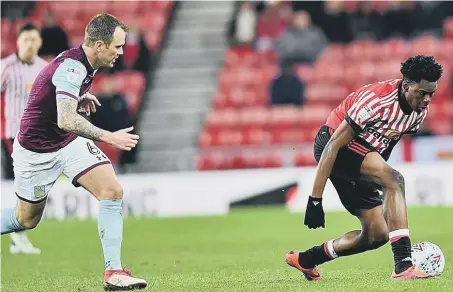  ??  ?? Sunderland midfielder Ovie Ejaria tries to get away from Villa veteran Glenn Whelan at the Stadium of Light last night. Picture by Frank Reid