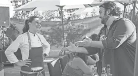  ?? PATRICK BREEN/THE REPUBLIC ?? Azcentral food critic Dominic Armato introduces himself to Chef Rochelle Daniel during Scotch, Steaks & Stogies at the Food and Wine Experience on Nov. 5, 2016 at Talking Stick.