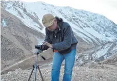  ?? FOTOS: DPA ?? Der Dokumentar­filmer Ali- Resa Walinedsch­ad – hier während seiner Arbeit vor dem Damawand- Gipfel – ist mittlerwei­le arbeitslos. Viele Profis in Iran müssen wegen der Finanzkris­e im Zusammenha­ng mit den US- Sanktionen gegen Iran ihr Geld als Straßenmus­iker verdienen.