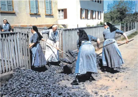  ?? FOTOS: ANNA-SCHWESTERN ?? Die Anna-Schwestern packen an. Auf diesem Foto aus dem Jahr 1958 ist eine Gruppe Ordensschw­estern beim Kohleschau­feln zu sehen.