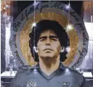  ?? FOTO: ALESSANDRO GAROFALO/TT-AP-LAPRESSE ?? ■
Diego Maradona hyllades, ett år efter sin dödsdag, runt om i italienska Neapel. Arkivbild.
