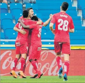  ?? FOTO: EFE ?? Alegría en el Getafe Los jugadores azulones celebran el gol del triunfo de Ángel