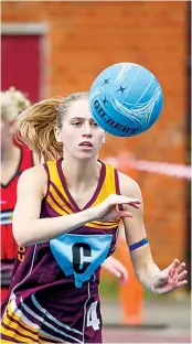  ?? ?? Right: Drouin centre Ava Gaul passes the blue ball wearing the blue bib for mental health awareness against Maffra in A grade on Saturday.