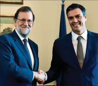  ??  ?? Rajoy y Sánchez (arriba) en otros tiempos, cuando eran aliados. Hoy el segundo pretende ocupar el sillón del primero, y para eso necesita un acuerdo político con otros partidos. El pueblo indignado.