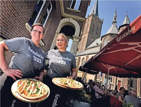  ?? RP-FOTO: MARKUS VAN OFFERN ?? Manuela und Franka (von links) von den Ratsstuben präsentier­en hier Spargel mit Flammkuche­n. Beim Spargeltag in Elten kamen die Freunde dieses schmackhaf­ten Gemüses voll auf ihre Kosten.