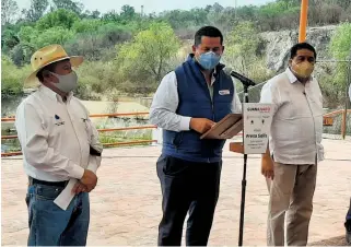  ?? / JORGE CARMONA ?? El gobernador hizo la apertura de las compuertas de la Presa .